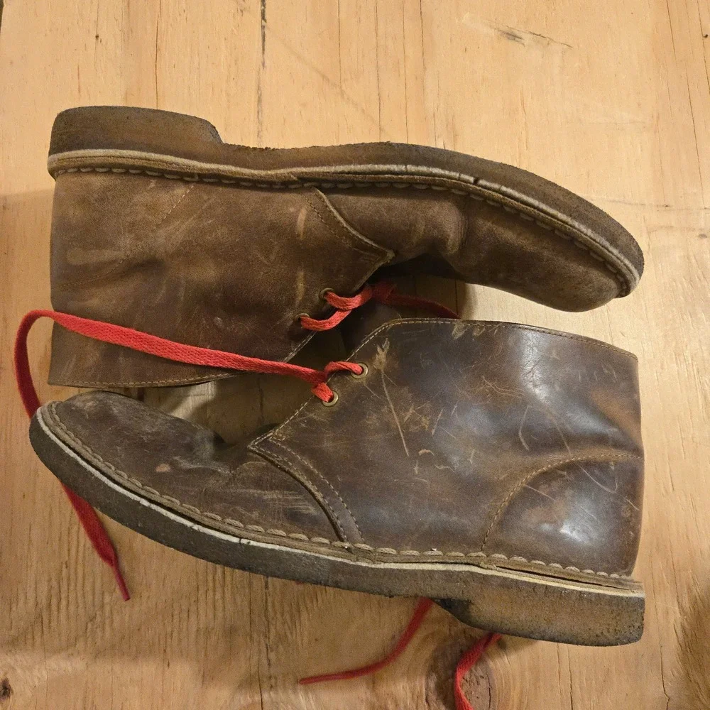 CLARKS Desert Boot Sz 10 Mens Brown Leather Crepe Sole Red Laces Fair Distressed